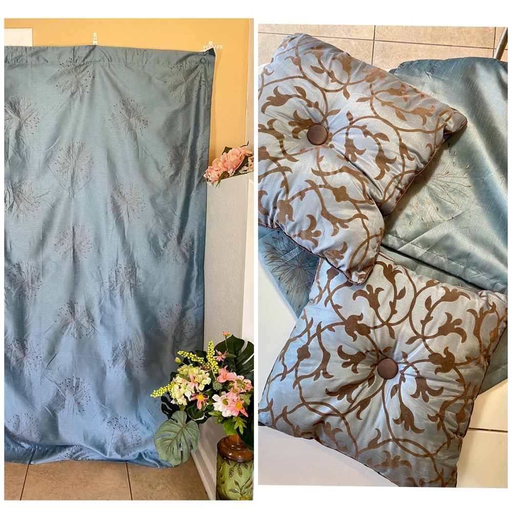 2 Pillows & 2 Curtains